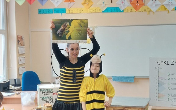 Obraz przedstawia Lekcja o pszczołach w klasie 3a i 3f