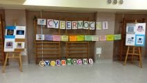 Cybermocni- dekoracja na spotkanie ze społecznością szkolną, 