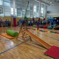 tor z drabinkami, tunelem i zjeżdżalnią, 